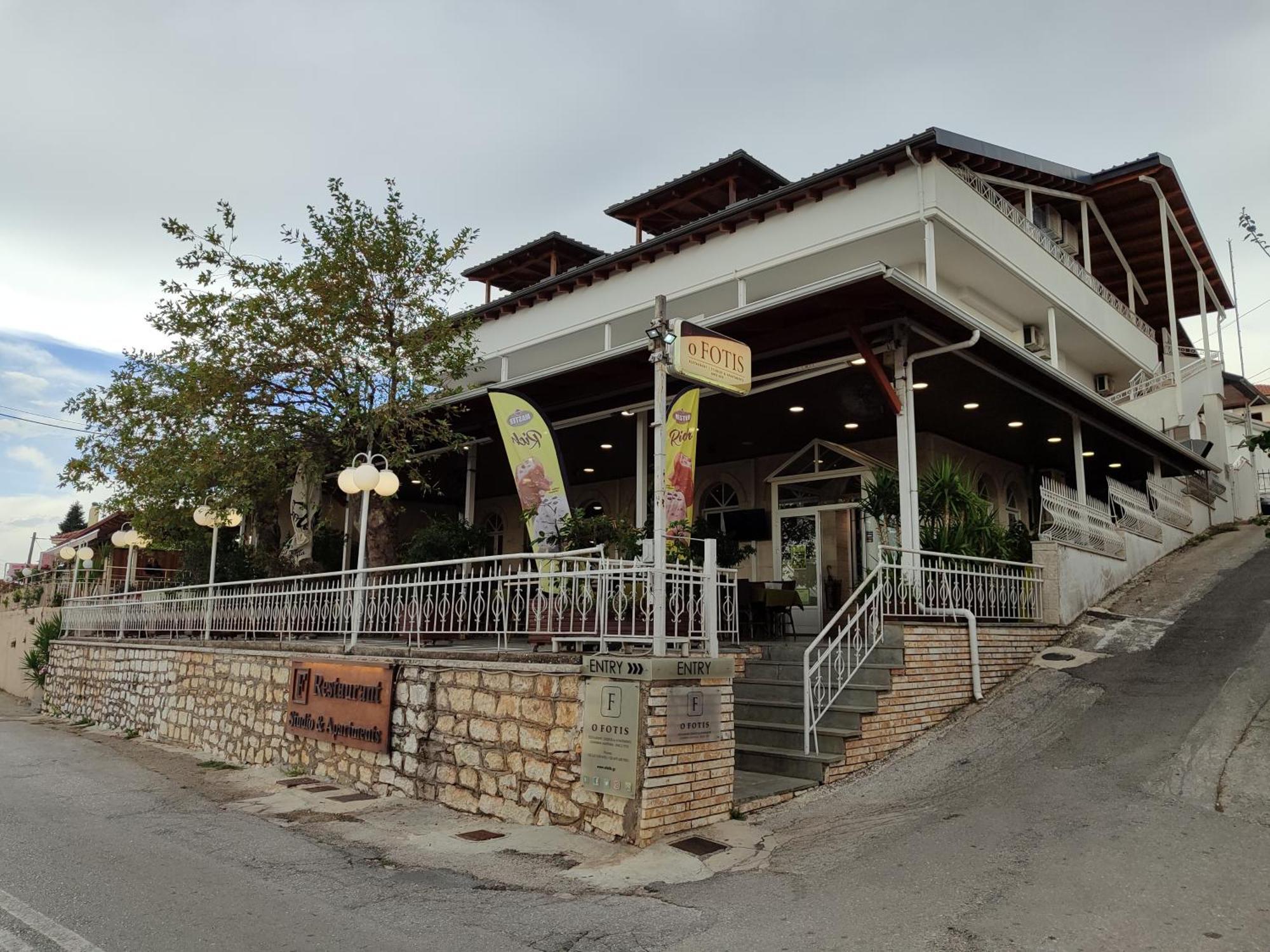O Fotis Studios & Apartments Ioannina Bagian luar foto
