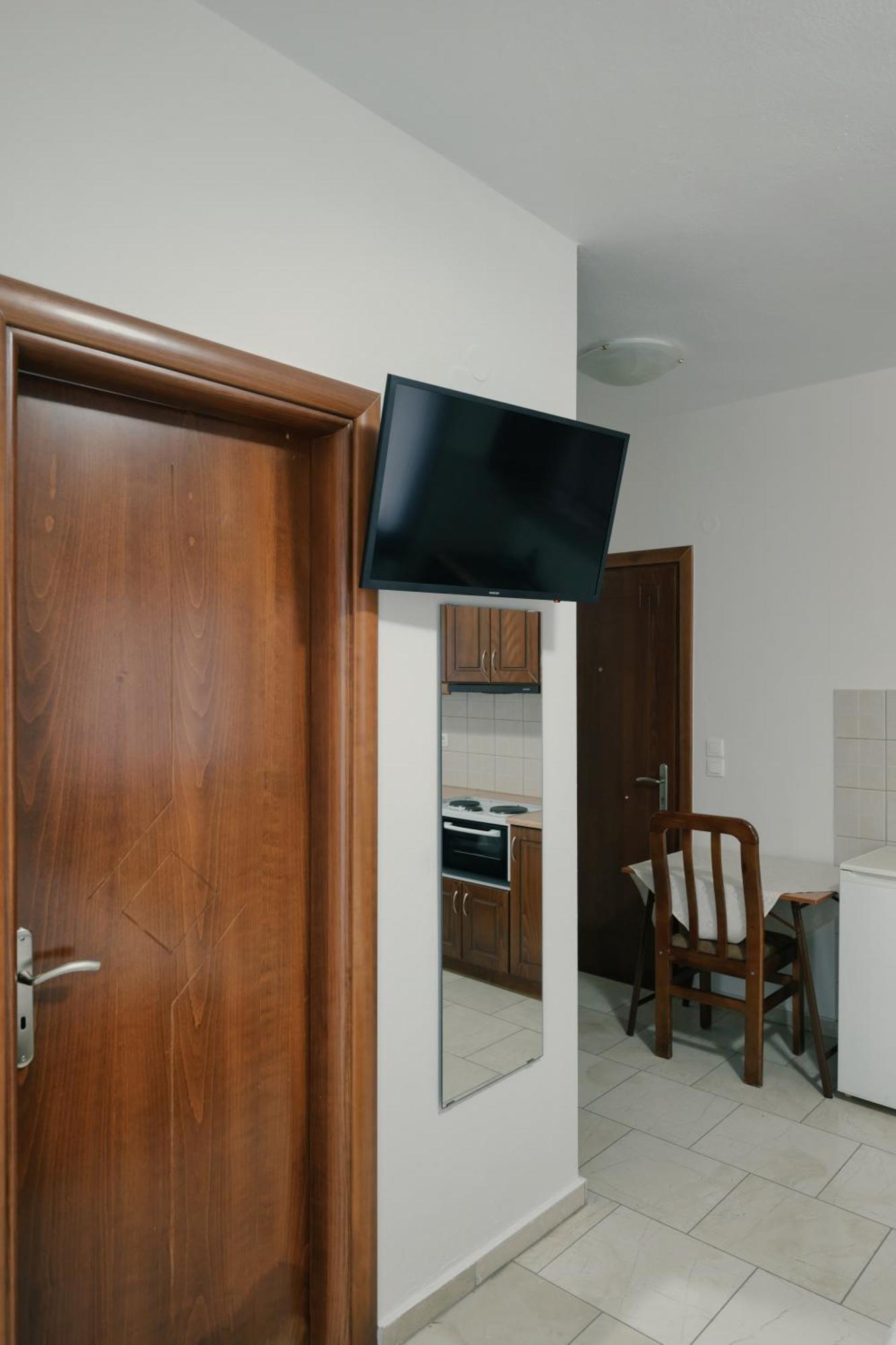 O Fotis Studios & Apartments Ioannina Bagian luar foto
