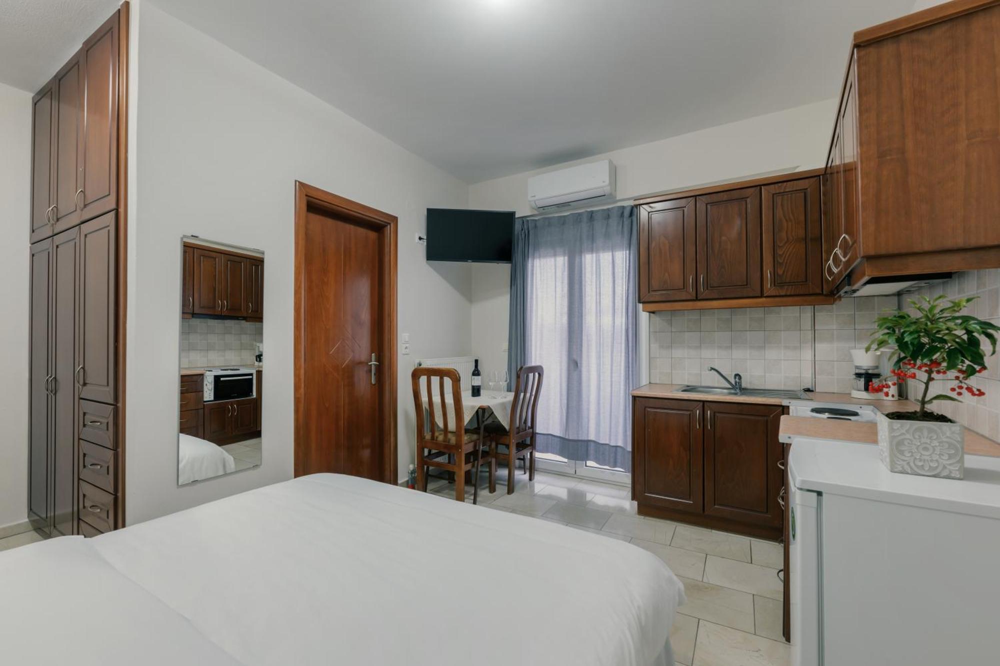 O Fotis Studios & Apartments Ioannina Bagian luar foto