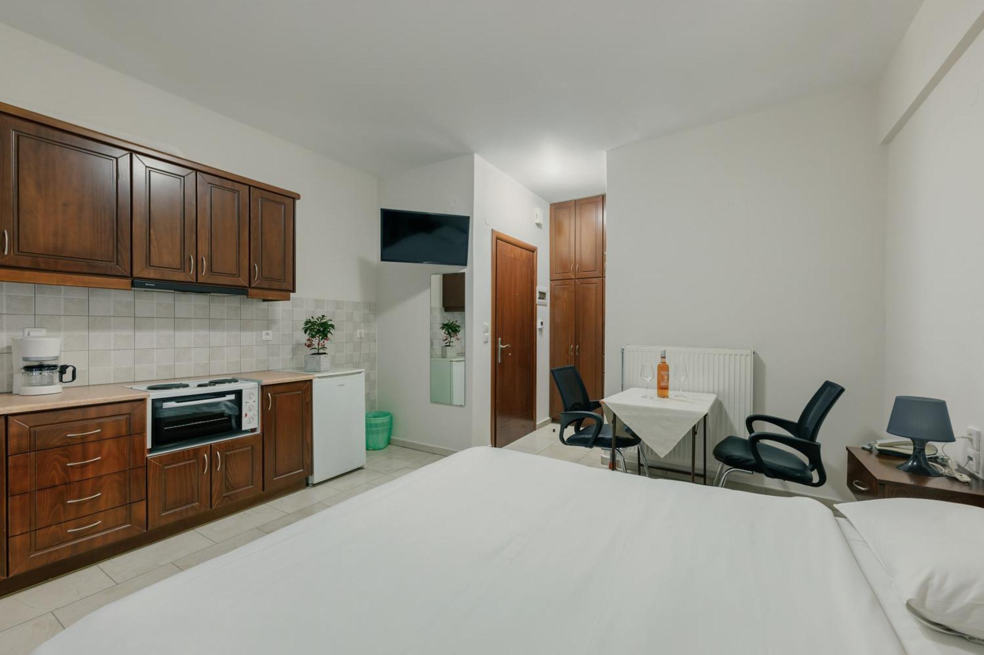 O Fotis Studios & Apartments Ioannina Bagian luar foto